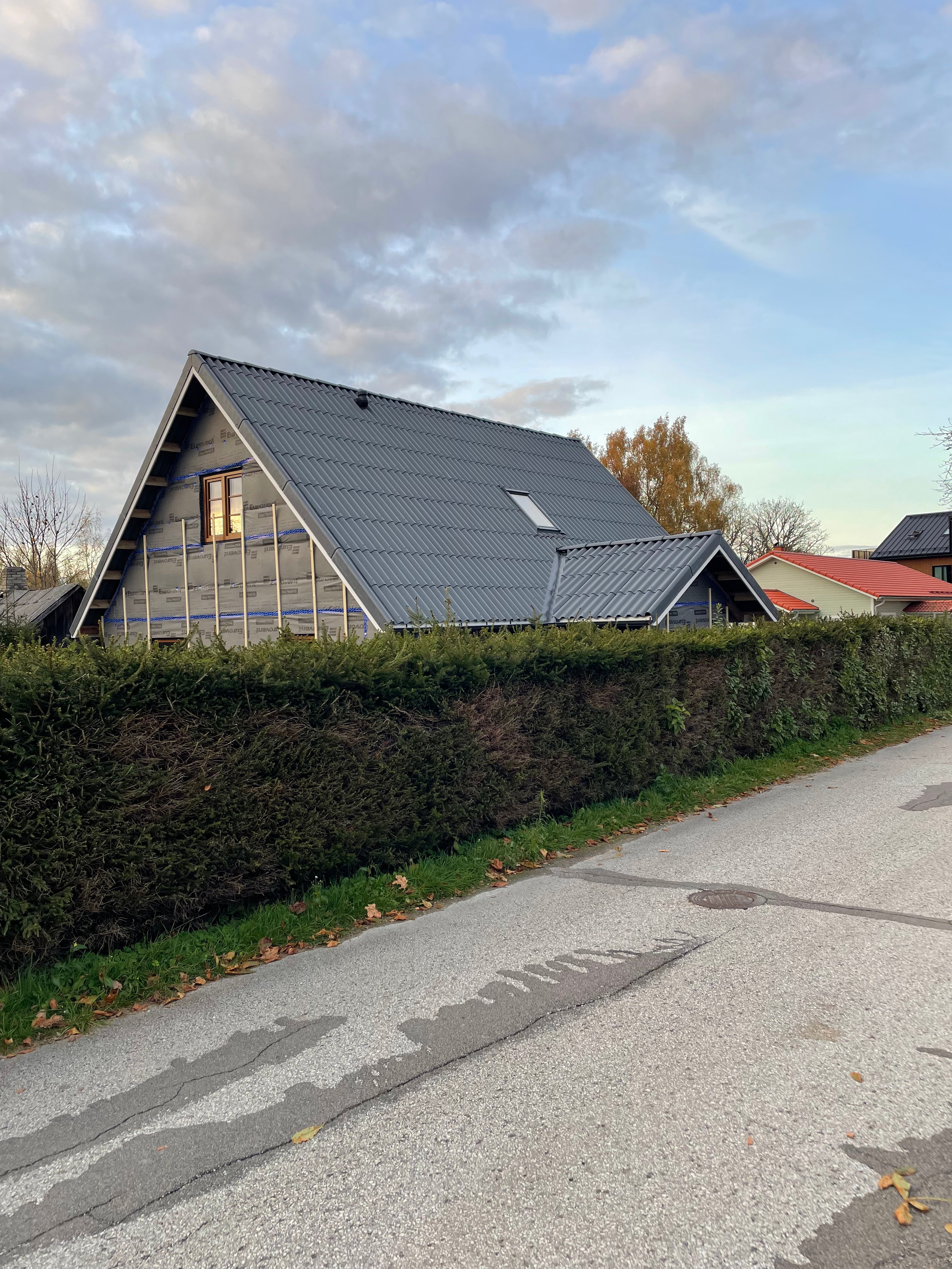 Eterniitkatus koos sarikate ja katuseaknaga ja vihmaveerennid